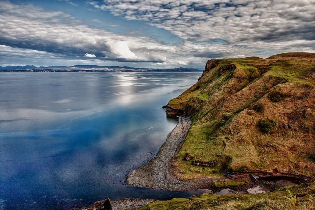 Home Isle of Skye dramatische landschappen: rotspiek Old Man of Storr tegen bewolkte Schotse hemel met groene heuvels