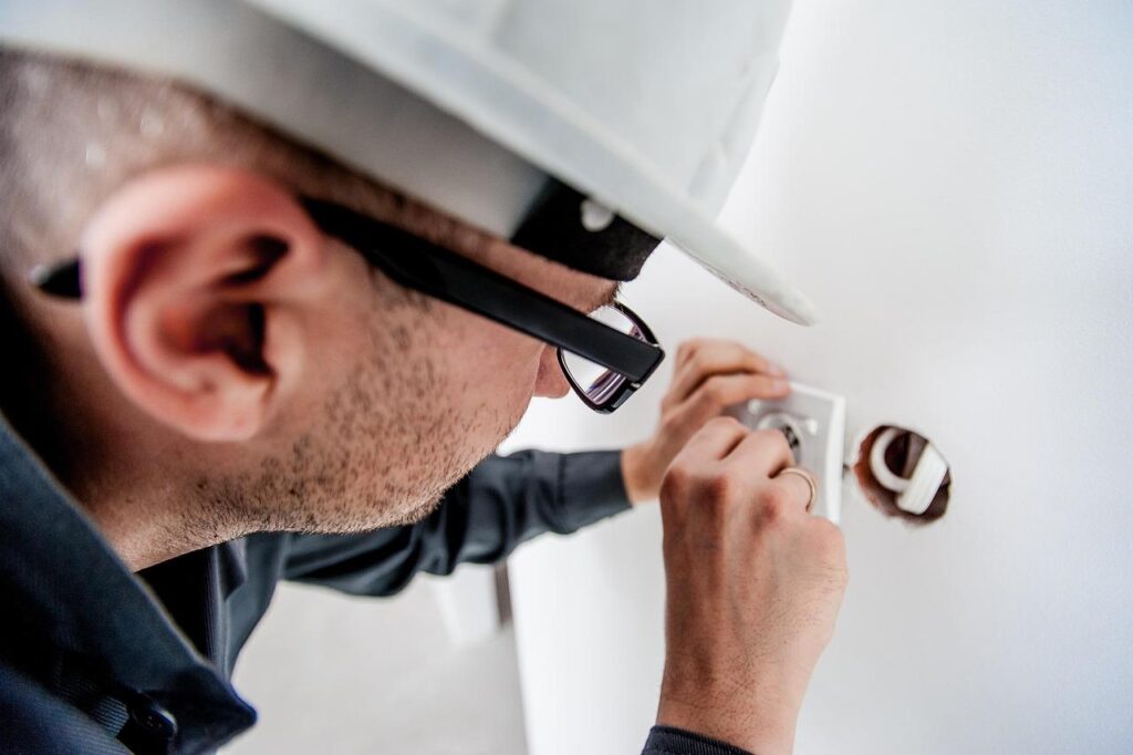 Home Professionele elektricien in Amsterdam biedt snelle spoedhulp bij stroomstoringen en elektrische problemen